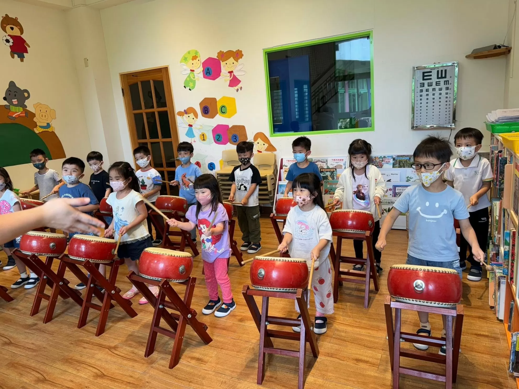 【咚咚咚!跟著節奏揮動鼓棒🥁】 【咚咚咚!跟著節奏揮動鼓棒🥁】