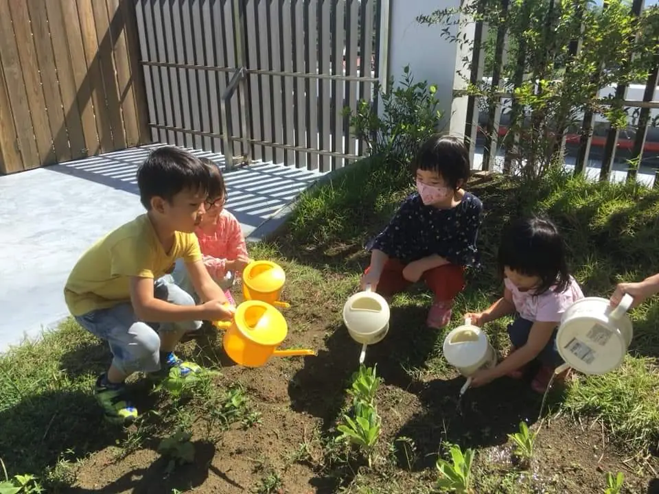 小小農夫日，寶貝們體驗了種菜的樂趣之外也感受到了農夫工作的辛苦，更能體會到粒粒米飯得來不易
