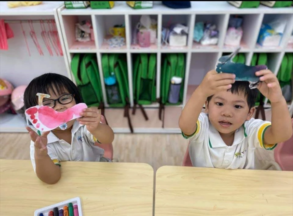 蓋印腳丫丫，動動小手畫上輪子