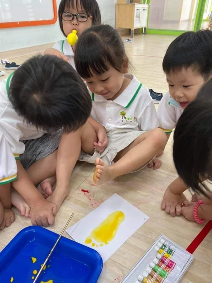 蓋印腳丫丫，動動小手畫上輪子