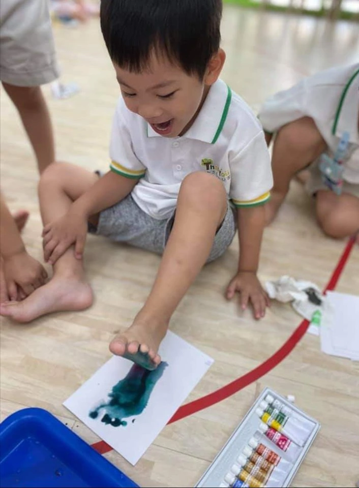 蓋印腳丫丫，動動小手畫上輪子