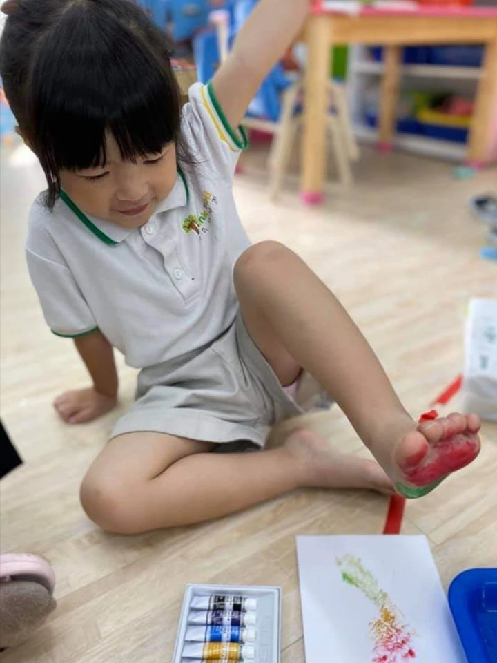 蓋印腳丫丫，動動小手畫上輪子