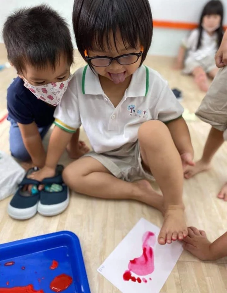 蓋印腳丫丫，動動小手畫上輪子