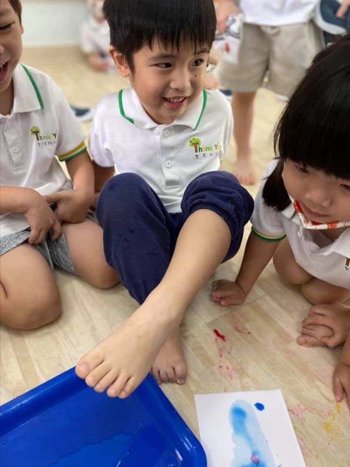 蓋印腳丫丫，動動小手畫上輪子