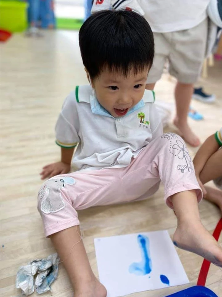 蓋印腳丫丫，動動小手畫上輪子