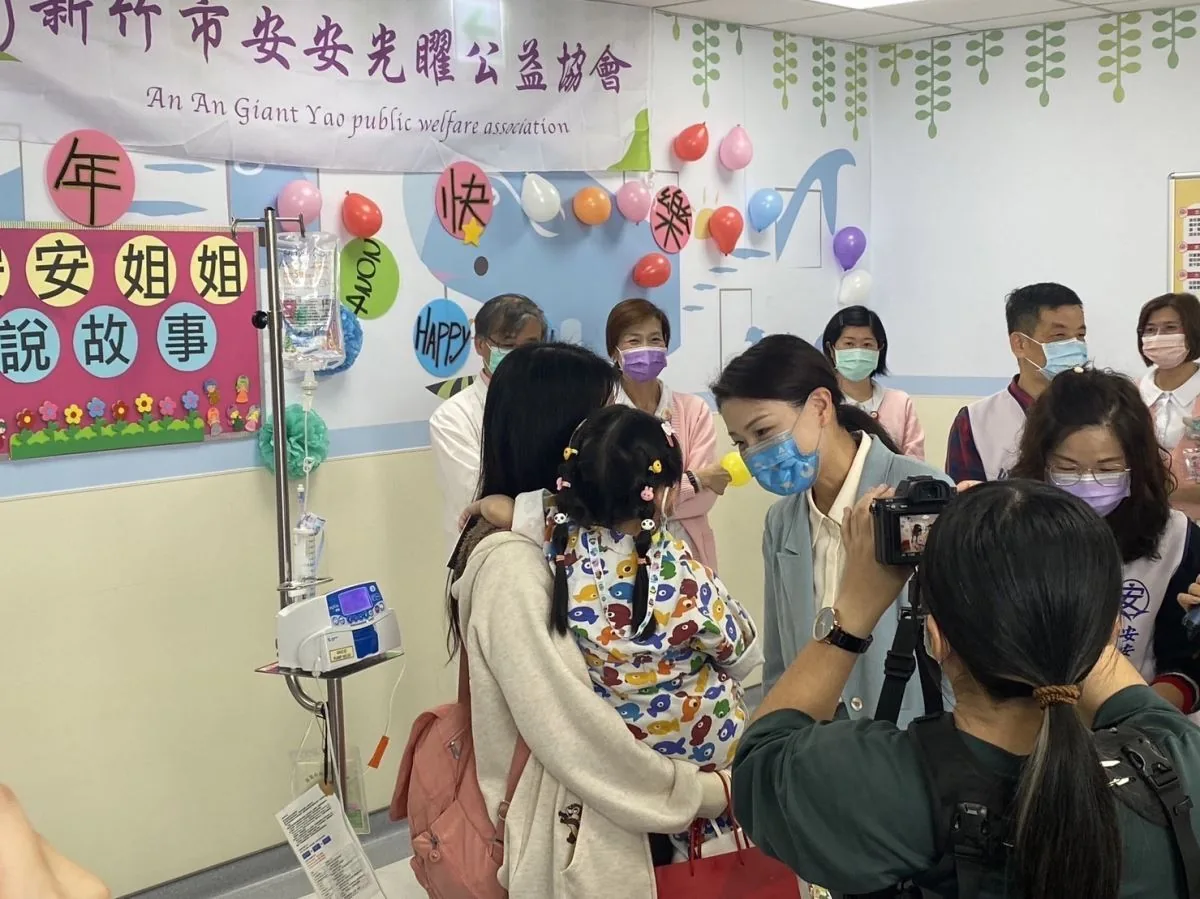 金愛爾文教吳執行長和林執行長與新竹市高市長藉「安安姊姊說故事」,鼓勵病童當個勇者,勇敢面對治療過程 金愛爾文教吳執行長和林執行長與新竹市高市長藉「安安姊姊說故事」,鼓勵病童當個勇者,勇敢面對治療過程